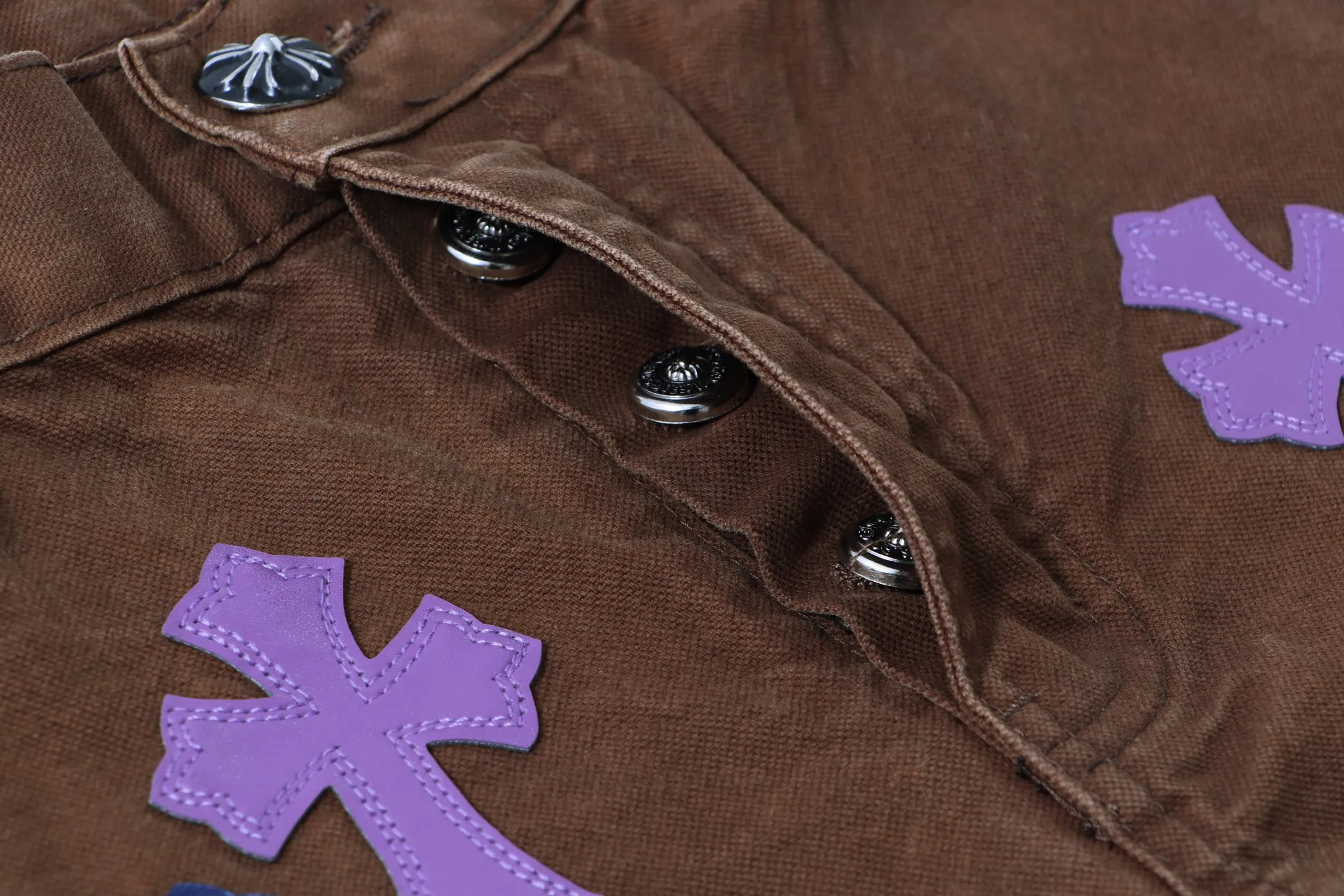 P290 Style No.: H92 Croxin & 𝐂𝐡𝐫𝐨𝐦𝐞 𝐇𝐞𝐚𝐫𝐭 Pingtai SS25 Colorful Large Leather Denim Logging Pants. Styles with different washed textures are very friendly to people with thin legs. The slightly flared version perfectly modifies the leg shape. The timeless and moderate length makes it easy to match and match. It is the basis for various styles and is a must-have in your wardrobe! The fabric is stiff but also makes the upper body soft without losing texture. The washing process is even more perfect. It is a must-have item for everyone! ! !  Color: primary color Size: 28-30-32-34-36